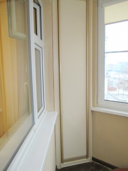 Встроенный угловой шкаф на балкон: 2600*400*500 мм. Корпус: ЛДСП, цвет: ваниль конго. Фасад: ЛДСП, цвет: ваниль конго. Профиль: золото. Цена с доставкой и установкой в г. Люберцы: 14 700 руб.