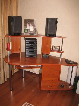 Компьютерный стол с набором стеллажей: 1300*1700*700 мм. Цвет: Вишня. Цена с доставкой и установкой: 14 700 руб.