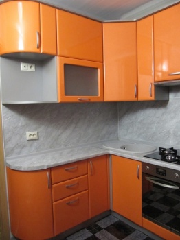 Кухня: 1800*2600 мм, фасад: МДФ + пленка ПВХ, цвет фасада: апельсин глянец, корпус ЛДСП, цвет: титан, столешница: 40 мм влаг. Цена с доставкой и установкой: 92 800 руб.