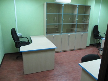 Мебель для офиса. Компьютерные столы, шкафы для документов. Материал ЛДСП, цвет: клён, кромка: лаванда.