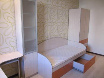 Детская комната: Шкаф под одежду, шкаф-пенал, кровать (без матраца), стол компьютерный, тумба . Цвет корпуса: дуб молочный. Фасад: МДФ в пленке, цвет апельсин. Цена с доставкой и установкой: 66 300 руб.