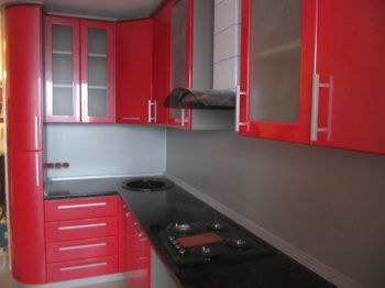 Кухня: 2400*1500*3200 мм, фасад: МДФ + эмаль, цвет фасада: красный металлик , корпус ЛДСП, цвет: титан, столешница: 40 мм влагостойкая. Дополнительно: менсоль, стекло. Цена с доставкой и установкой: 164 800 руб.